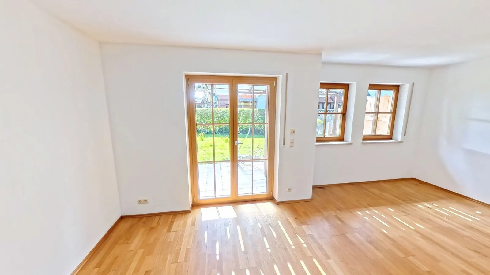 Startansicht eines 360°-Immobilienrundgangs: heller Wohnraum mit Eichenparkett und Terrassentür zum Garten