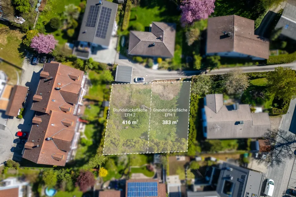 Drohnenaufnahme von oben auf zwei Baugrundstücke mit eingezeichneten Grenzen und Flächenangaben