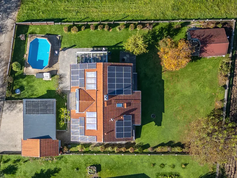 Drohnenaufnahme von oben: Einfamilienhaus mit Photovoltaik, Pool und großem Garten