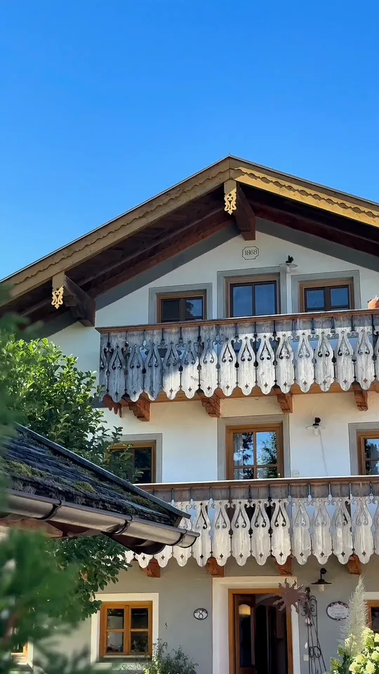 Vorschaubild des Video-Walkthroughs: Fassade eines Landhauses mit Holzbalkonen