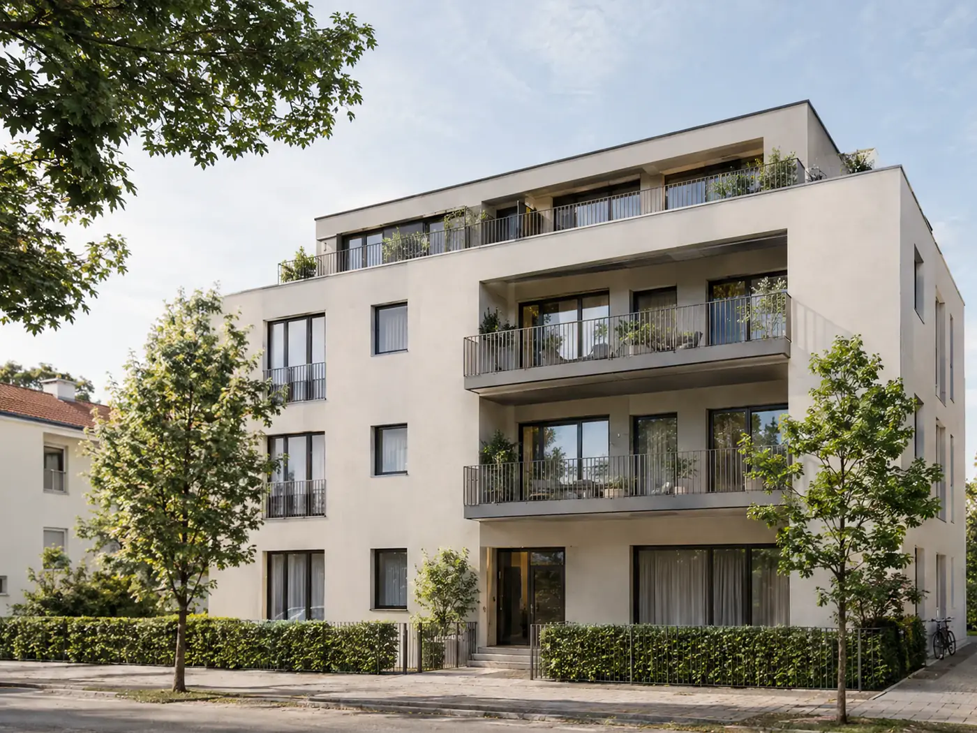 Neues Mehrfamilienhaus mit hellem Putz, Balkonen und Dachterrasse an einer baumbestandenen Straße (KI-Illustration)