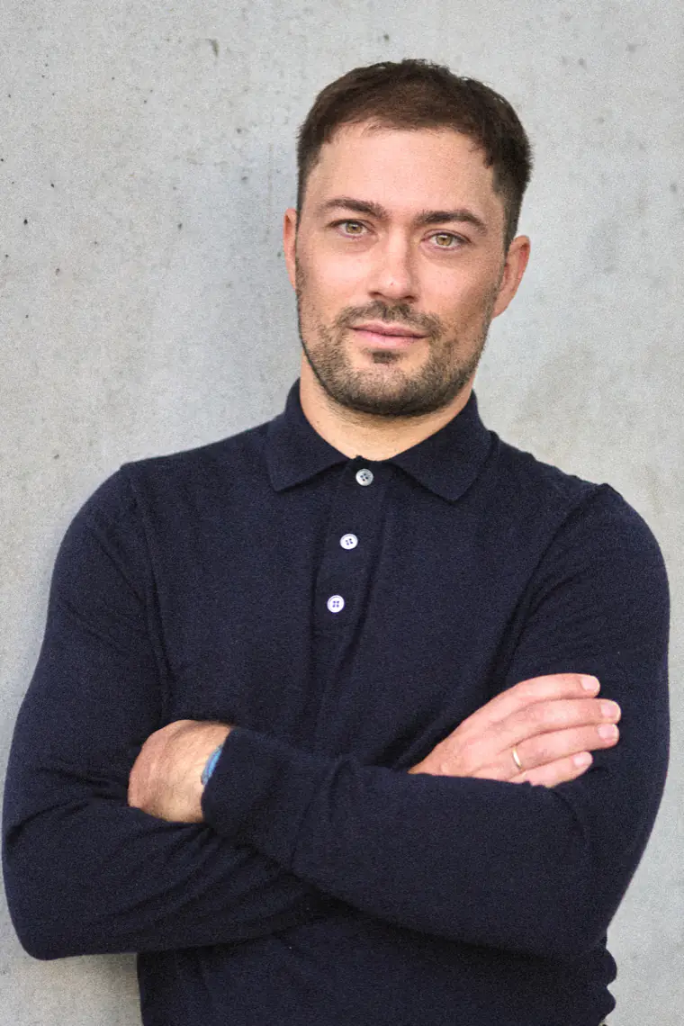 Sebastian Huber, Inhaber von SH Immobilienmarketing, vor einer Sichtbetonwand